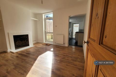 3 bedroom terraced house to rent, Baker St, Rochester, ME1