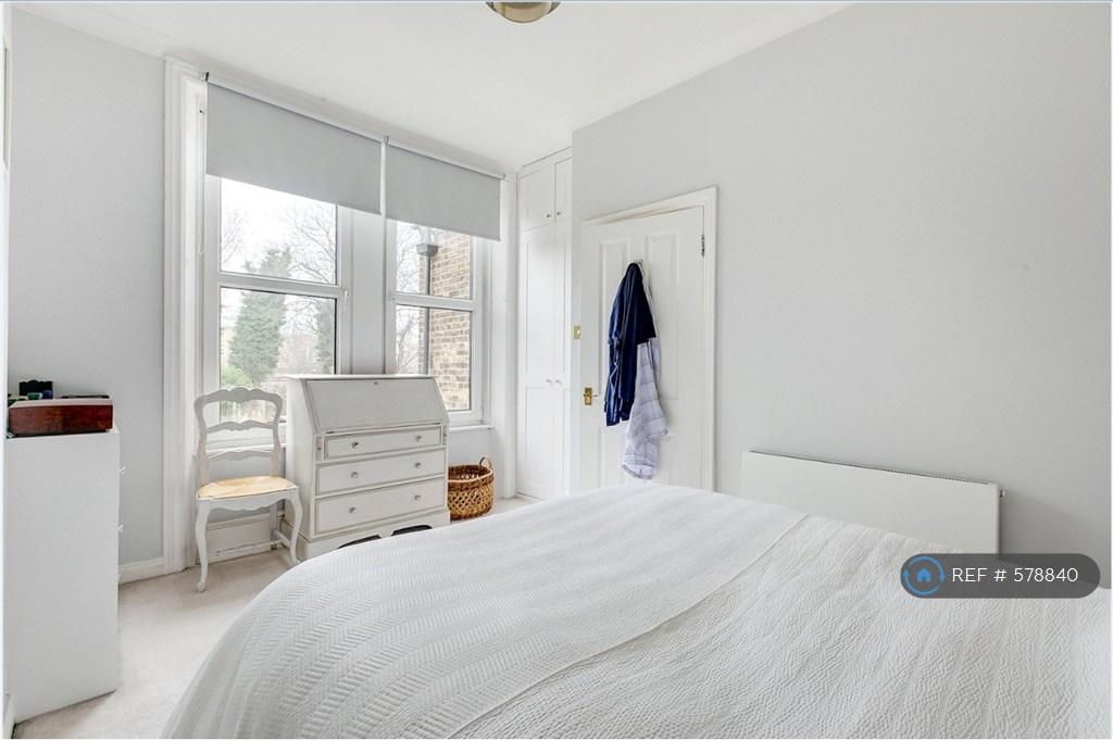 Master Bedroom, Built In Wardrobe &amp; Chest Of Draws