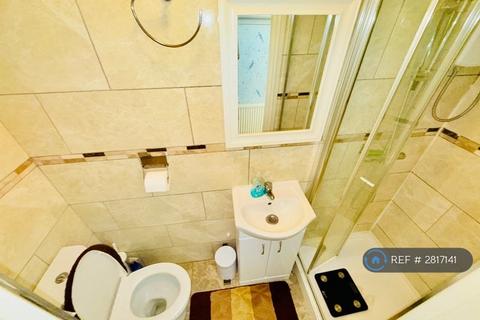 1 bedroom in a house share to rent, Stanley Road, Ilford, IG1