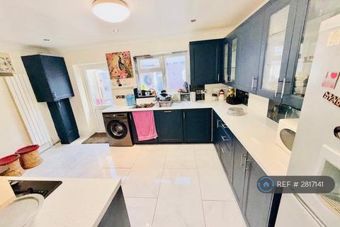 1 bedroom in a house share to rent, Stanley Road, Ilford, IG1