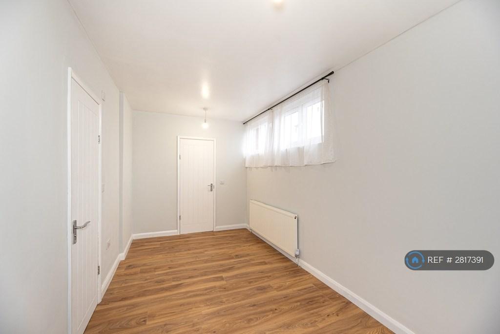 Master Bedroom (2) Doors(Ensuite Walk-In Wardrobe)
