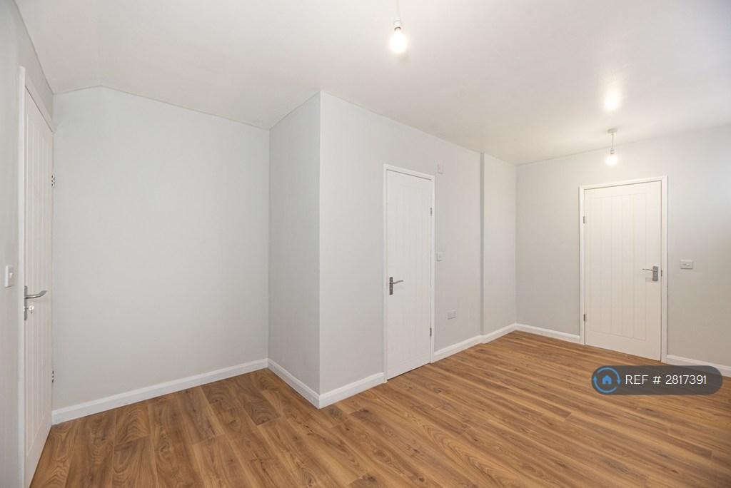 Master Bedroom w/2 Doors(Ensuite Walk-In Wardrobe)
