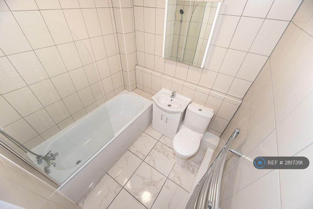 Family Bathroom - View 1