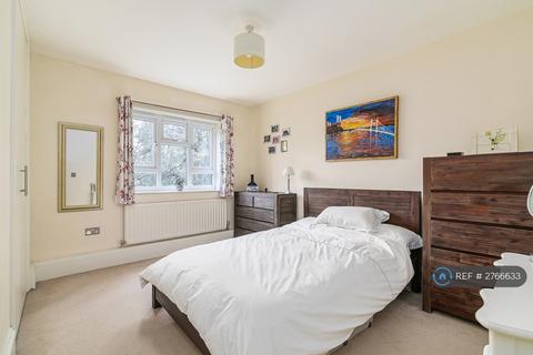 3 bedroom flat to rent, Westbridge House, London, SW11