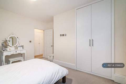 3 bedroom flat to rent, Westbridge House, London, SW11