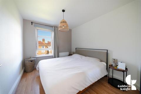 3 bedroom house to rent, Valley Grove, London SE7
