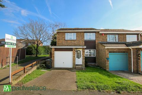 3 bedroom end of terrace house for sale, Ward Close, Waltham Cross