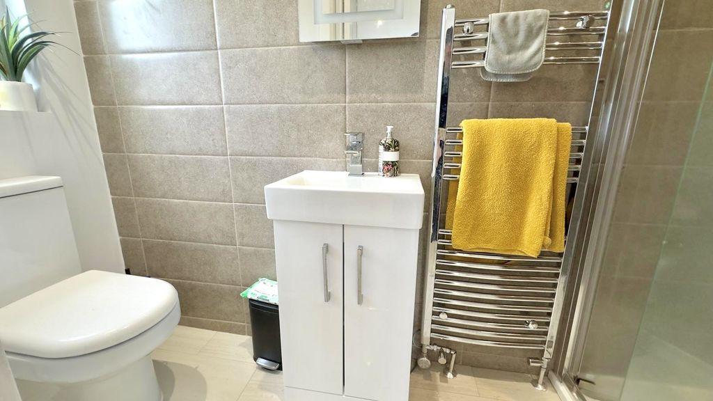 Ensuite to Bedroom 2