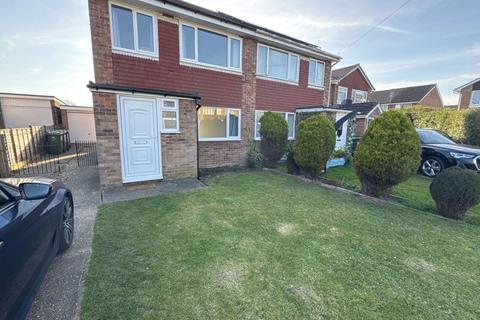 3 bedroom semi-detached house to rent, Hunters Way, Huntingdon