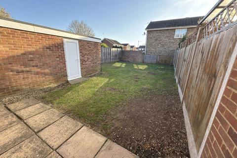 3 bedroom semi-detached house to rent, Hunters Way, Huntingdon