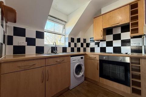 2 bedroom flat to rent, Rutland Avenue, Slough, SL1 3AL