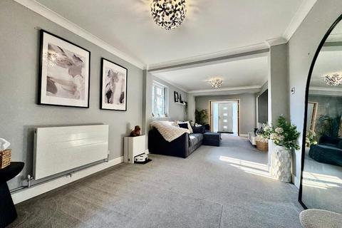 4 bedroom semi-detached house for sale, Buckingham Drive, Stopsley, Luton, Bedfordshire, LU2 9RE