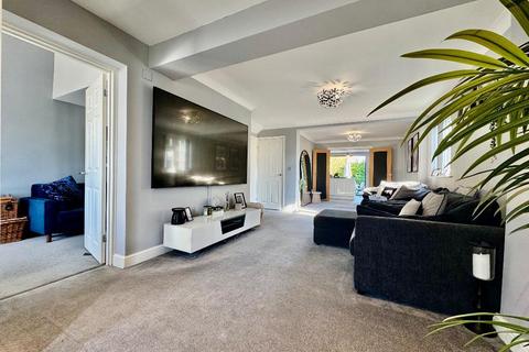 4 bedroom semi-detached house for sale, Buckingham Drive, Stopsley, Luton, Bedfordshire, LU2 9RE
