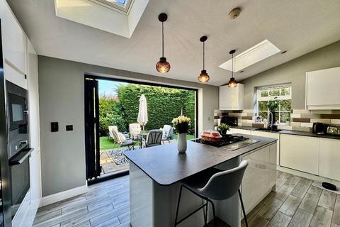 4 bedroom semi-detached house for sale, Buckingham Drive, Stopsley, Luton, Bedfordshire, LU2 9RE