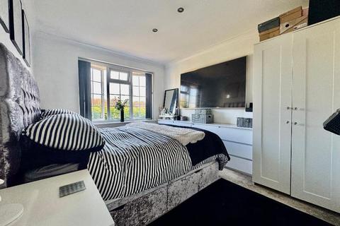 4 bedroom semi-detached house for sale, Buckingham Drive, Stopsley, Luton, Bedfordshire, LU2 9RE
