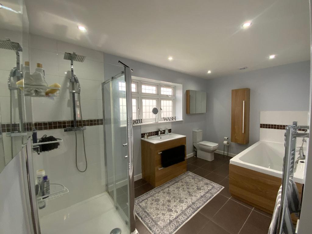 EN-SUITE 13'6 x 7'3