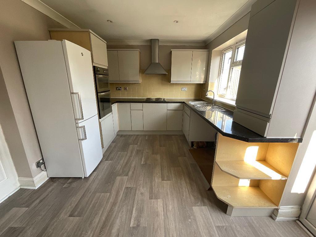 KITCHEN 15' x 10'7