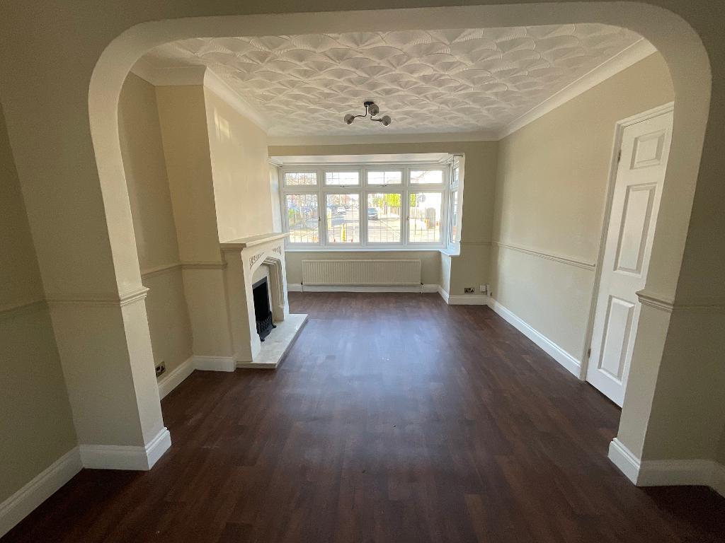 LIVING ROOM 23'10 x 11'2