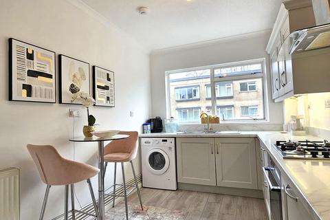 2 bedroom apartment for sale, Long Oaks Court, Swansea SA2