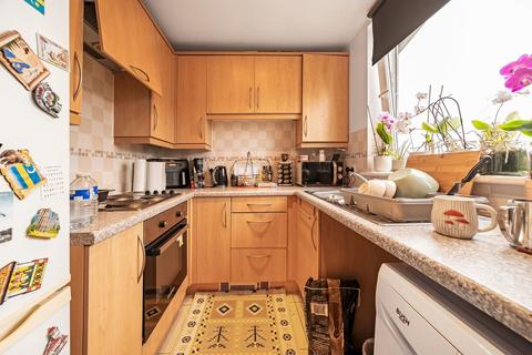 1 bedroom flat for sale, Hamlyn House, High Street, Feltham, TW13