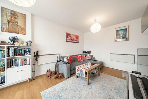 1 bedroom flat for sale, Hamlyn House, High Street, Feltham, TW13