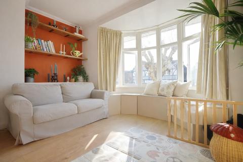 3 bedroom flat for sale, Ashbourne Avenue, London NW11