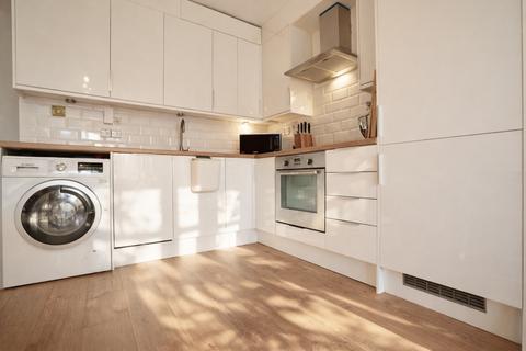 3 bedroom flat for sale, Ashbourne Avenue, London NW11