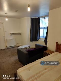 Studio to rent, Sydney Road, London, N8