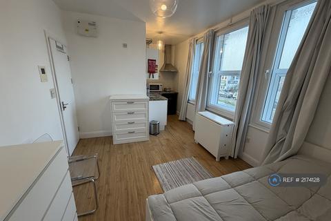 Studio to rent, Bowes Road, London, N11