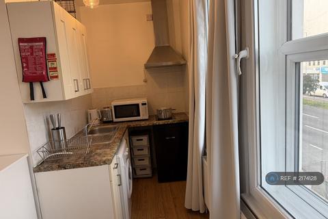 Studio to rent, Bowes Road, London, N11
