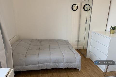 Studio to rent, Bowes Road, London, N11