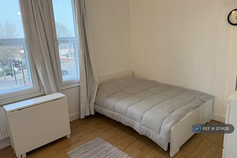 Studio to rent, Bowes Road, London, N11