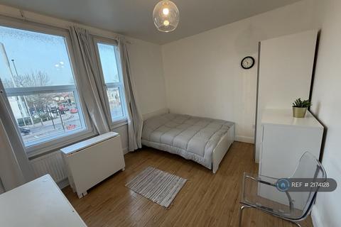 Studio to rent, Bowes Road, London, N11