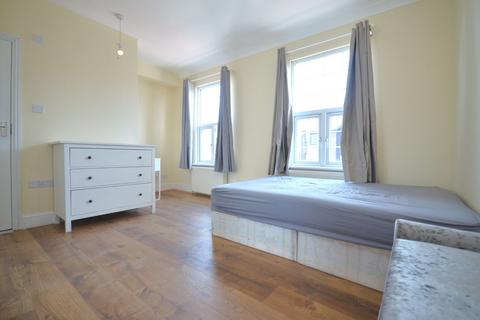 1 bedroom in a house share to rent, Spencer Road, London W3 6DN