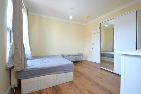 1 bedroom in a house share to rent, Spencer Road, London W3 6DN