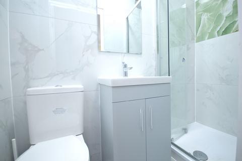1 bedroom in a house share to rent, Spencer Road, London W3 6DN