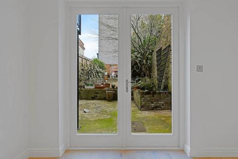 undefined, St. Pauls Crescent, London