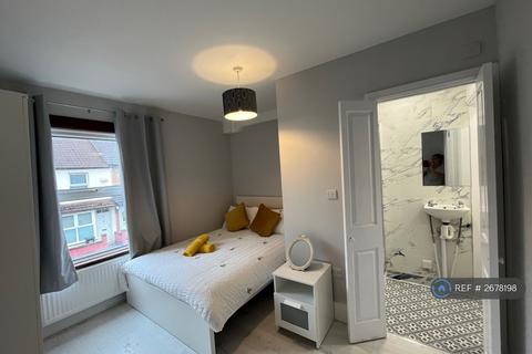 4 bedroom terraced house to rent, Cecil Street, Watford, WD24