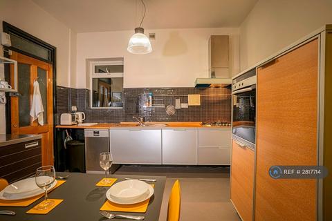 2 bedroom flat to rent, Manchester Road, Stockport, SK4