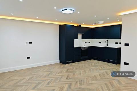 Studio to rent, Church Road, London, W3