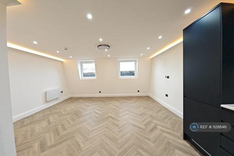 Studio to rent, Church Road, London, W3