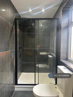 Studio to rent, Church Road, London, W3