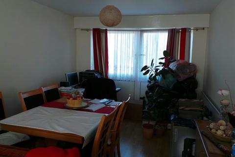 3 bedroom flat to rent, Hardwicke Street, Barking IG11