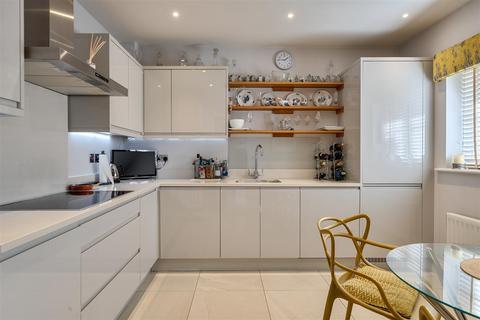 undefined, White Lodge Close, Tadworth