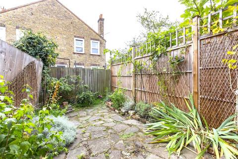 2 bedroom flat for sale, Hawthorn Road, London, N8