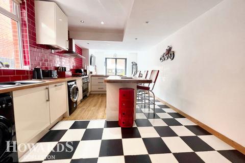 5 bedroom terraced house for sale, Avondale Road, Gorleston