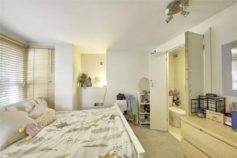 3 bedroom apartment to rent, Summerley Street, SW18