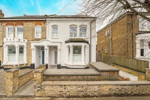 2 bedroom flat for sale, Byrne Road, London SW12