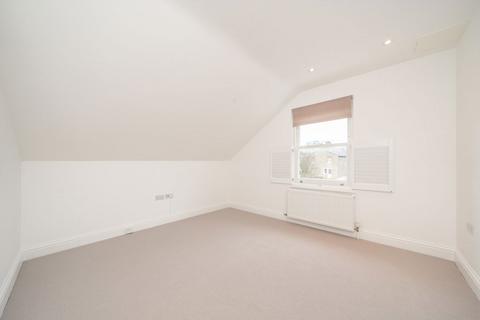 2 bedroom flat for sale, Byrne Road, London SW12