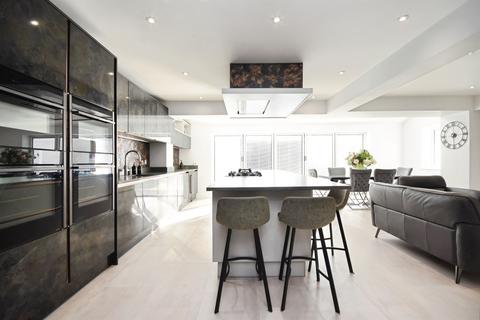 6 bedroom detached house for sale, Laindon Road, BILLERICAY